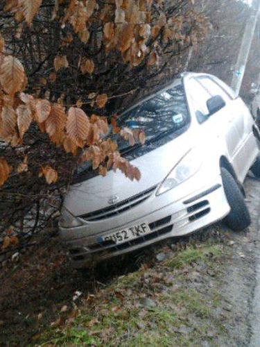 Foto masina suspendata pe marginea raului, Valea Rosie (c) eMM.ro